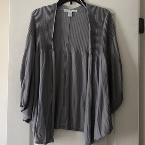 Spring and summer gray shaw.